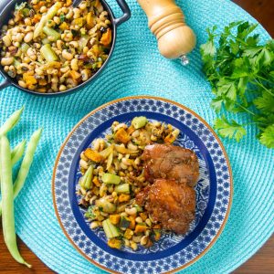 Sobrecoxa agridoce com feijão fradinho e legumes