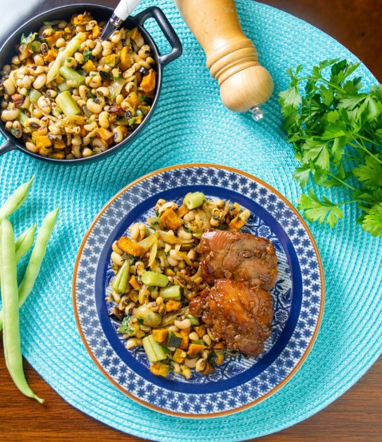 Sobrecoxa agridoce com feijão fradinho e legumes