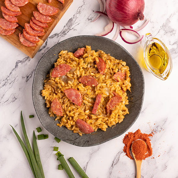 Risoto de linguiça calabresa com cebola roxa caramelizada