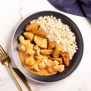 Strogonoff de frango com batata assada e arroz integral