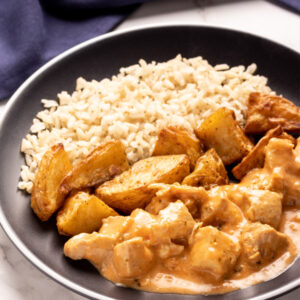 Strogonoff de frango com batata assada e arroz integral