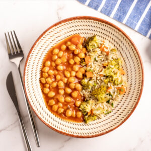Strogonoff de grão de bico com arroz integral e legumes