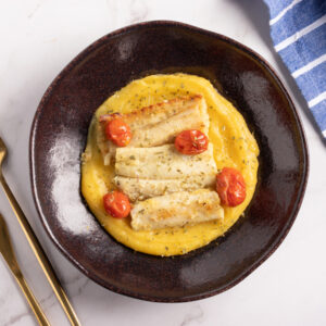 Peixe espada com purê de batata baroa
