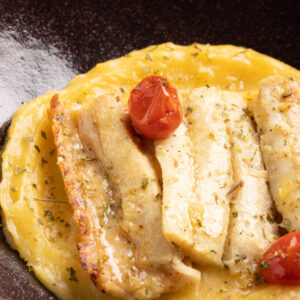 Peixe espada com purê de batata baroa