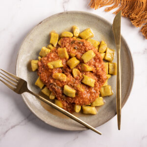 Nhoque de banana da terra com molho de Linguiça Blumenau