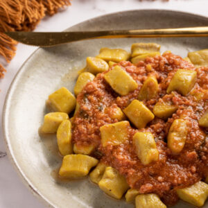 Nhoque de banana da terra com molho de Linguiça Blumenau