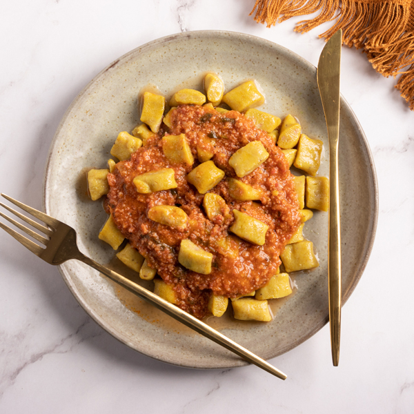 Nhoque de banana da terra com molho de Linguiça Blumenau