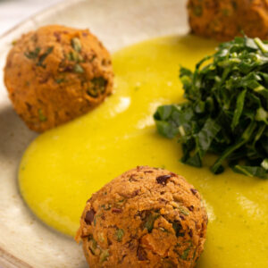 Almondega de feijão preto com purê de batata baroa