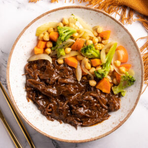 Carne desfiada ao molho Jack daniels com legumes