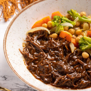 Carne desfiada ao molho Jack daniels com legumes