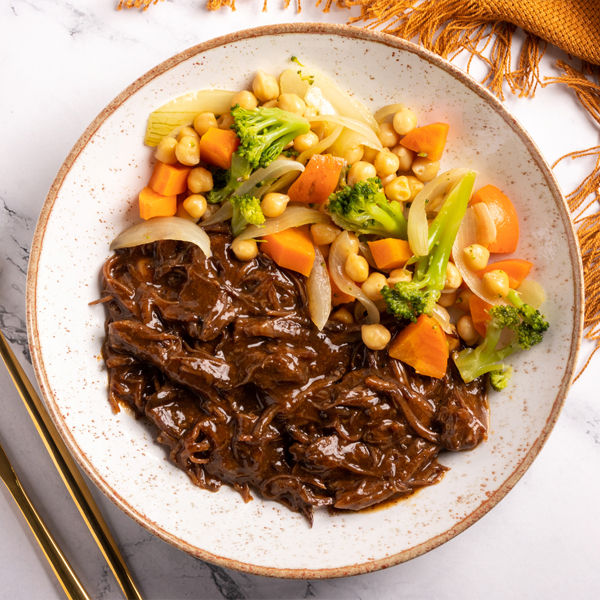 Carne desfiada ao molho Jack daniels com legumes