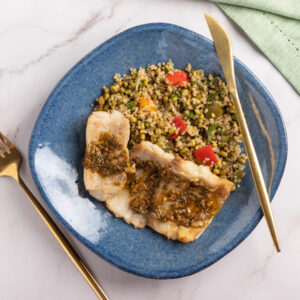 Peixe espada ao molho chimichuri com quinoa e feijão moyashi