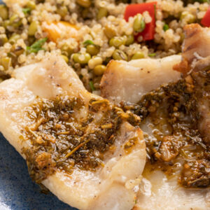 Peixe espada ao molho chimichuri com quinoa e feijão moyashi