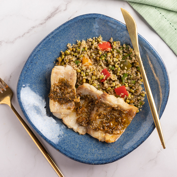 Peixe espada ao molho chimichuri com quinoa e feijão moyashi