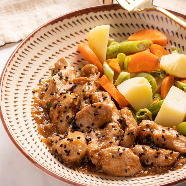 Frango ao molho oriental com legumes salteados