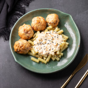 Almondega de frango com bacon e macarrão com creme de milho