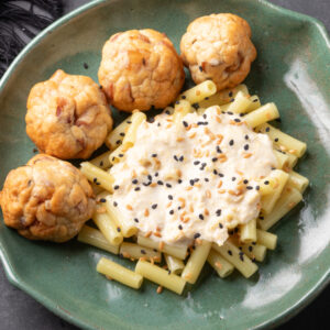 Almondega de frango com bacon e macarrão com creme de milho