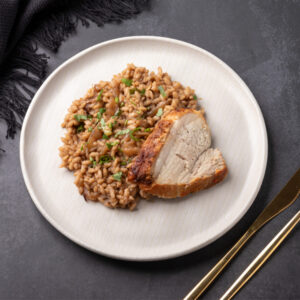 Picanha suína desfiada ao molho de laranja com risoto de cebola caramelizada