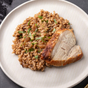 Picanha suína desfiada ao molho de laranja com risoto de cebola caramelizada