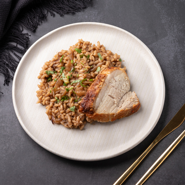 Picanha suína desfiada ao molho de laranja com risoto de cebola caramelizada