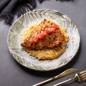 Tilápia em crosta farinha de amendoas com purê de banana da terra e vinagrete