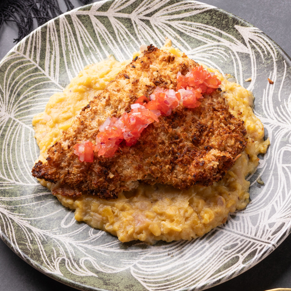 Tilápia em crosta farinha de amendoas com purê de banana da terra e vinagrete - Imagem 2