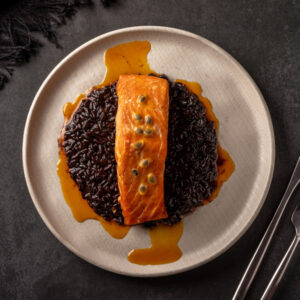 Salmão ao molho de maracujá com arroz negro