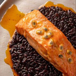 Salmão ao molho de maracujá com arroz negro