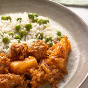 Carne de panela com aipim e arroz com ervilha