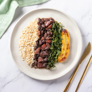 Feijoada com arroz integral, couve mineira e banana grelhada