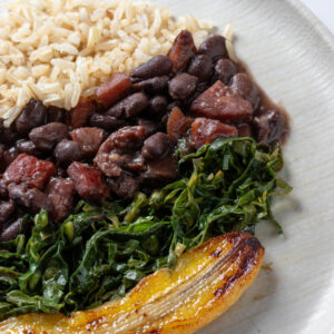 Feijoada com arroz integral, couve mineira e banana grelhada