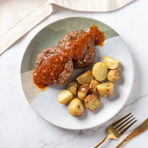 Hamburguer ao molho BBQ com batata assada