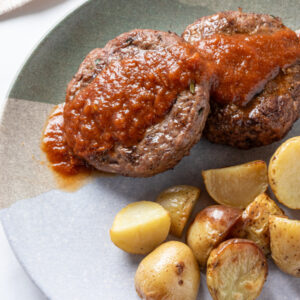 Hamburguer ao molho BBQ com batata assada