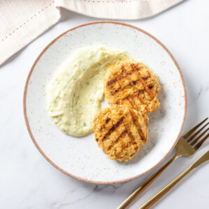 Hamburguer de frango com purê de aipim