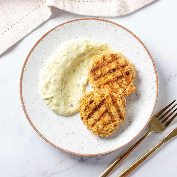 Hamburguer de frango com purê de aipim