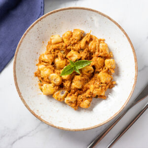 Nhoque de batata doce com frango desfiado ao molho pomodoro