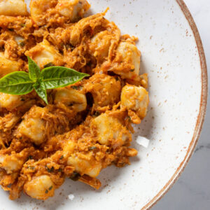 Nhoque de batata doce com frango desfiado ao molho pomodoro