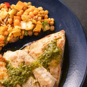 Tilápia grelhada com salada de lentilha rosa e legumes