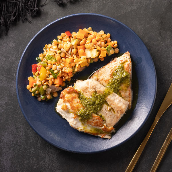 Tilápia grelhada com salada de lentilha rosa e legumes