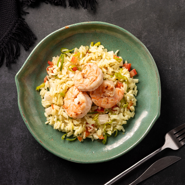 Camarão com abacaxi e arroz jasmine ao curry