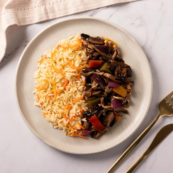 Cogumelos xadrez com arroz branco e cenoura