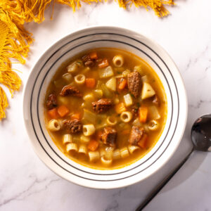 Sopa de carne com macarrão e legumes