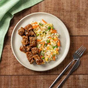 Mignon suíno glaceado com arroz primavera